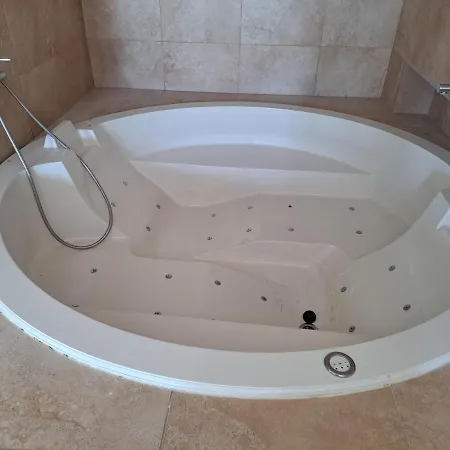 Front With Large Jacuzzi, Double Bed And Sofabed, Overlooking Largest Yachts * Marbella
