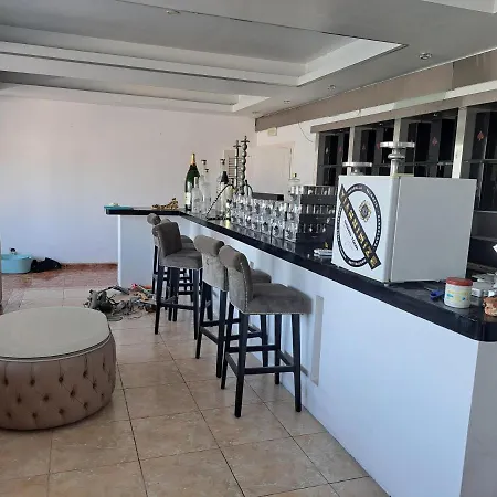 Guest house Front With Large Jacuzzi, Double Bed And Sofabed, Overlooking Largest Yachts *