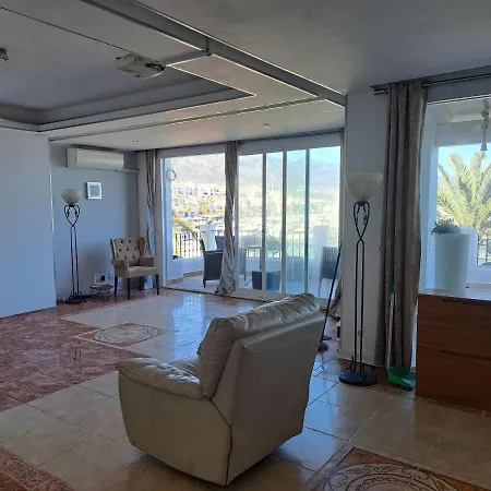 Front With Large Jacuzzi, Double Bed And Sofabed, Overlooking Largest Yachts